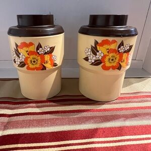 Vtg Floral Sterilite Plastic Salt and Pepper Shakers Brown Beige Twist Off Lid